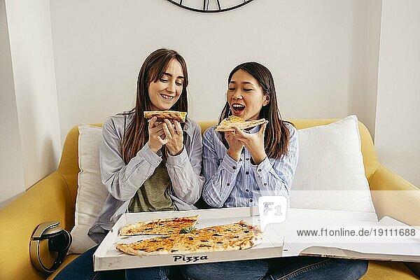 Entspannende Frauen beim Pizzaessen