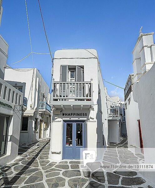 Kykladische weiße Häuser mit bunten Türen und Fensterläden  Happiness Haus  Gassen der Altstadt Chora  Mykonos Stadt  Mykonos  Kykladen