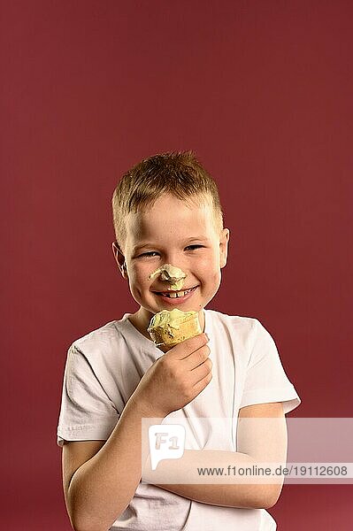 Porträt glücklicher Junge beim Eisessen