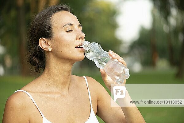 Seitenansicht Frau trinkt Wasser