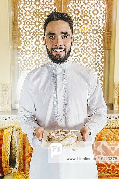 Mann hält Gericht arabisches Essen
