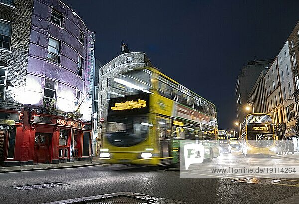 Ein Dubliner Bus fährt nachts an Doyle's Pub vorbei in Richtung Trinity College. Dublin  Irland  Europa