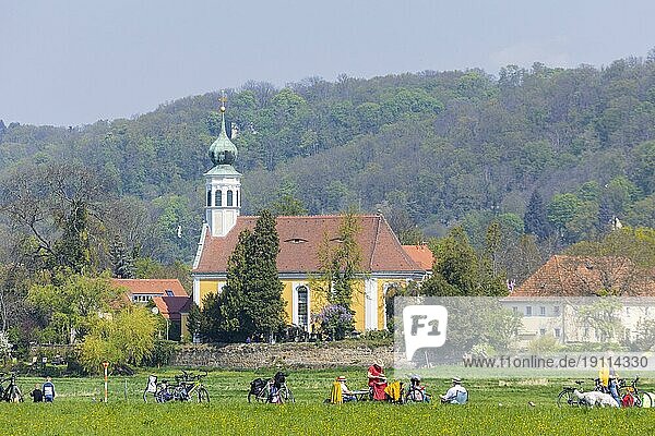 Picknick am Elbufer gegenüber der Schifferkirche Maria am Wasser