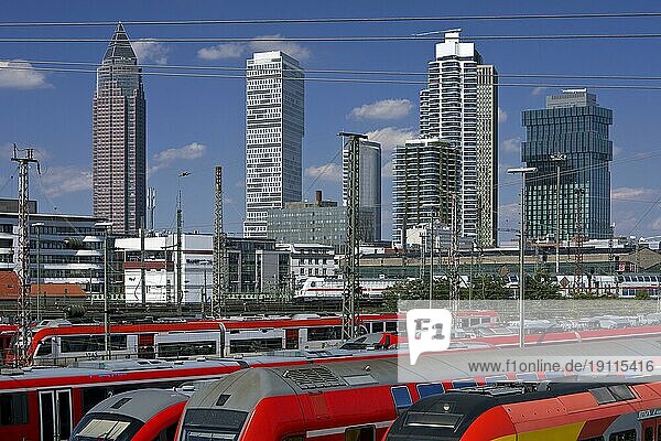 Erhöhte Stadtansicht mit vielen Zügen  Bahnhof und Hochhäusern  Frankfurt am Main  Hessen  Deutschland  Europa