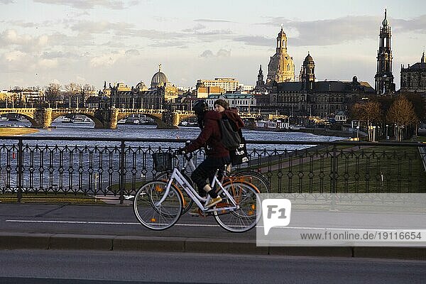 Radfahrer auf der Marienbrücke im Abendlicht