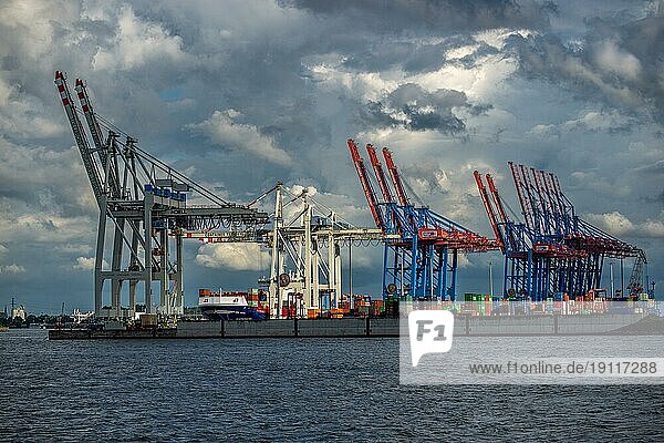 Kräne  Hafen  Hamburg  Deutschland  Europa