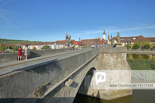 Alte Mainbrücke mit Menschen und Stadtbild von Würzburg  Brückenpfeiler  Unterfranken  Franken  Bayern  Deutschland  Europa