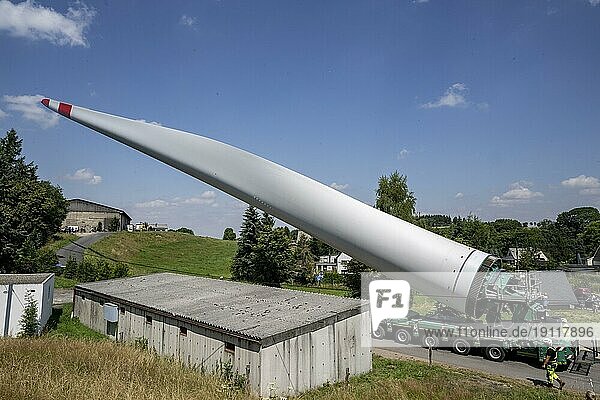 Transport eines 80m langen Rotorblattes für eine Windkraftanlage in Sachsen durch Voigtsdorf