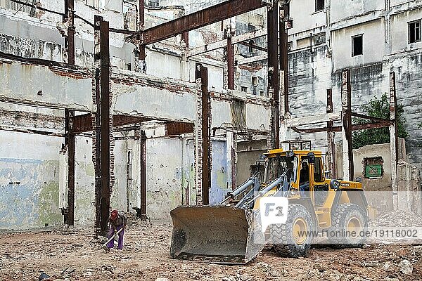 Arbeiter und Bulldozer bei der Renovierung eines alten Hauses in Havanna  Kuba  Karibik  Mittelamerika