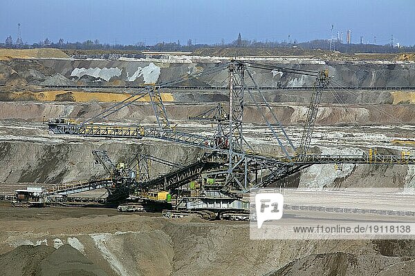 Braunkohle  die von riesigen Baggern im Tagebau abgebaut wird  Sachsen Anhalt  Deutschland  Europa