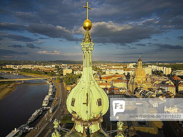 Altstadt von Dresden mit den berühmten Türmen. im Vordergrund die Katholische Hofkirche
