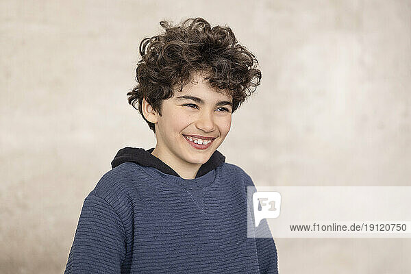 Fröhlicher Junge lachend im Recyclingzentrum