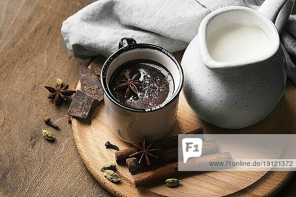 Tasse mit heißer Schokolade aromatische Getränketafel