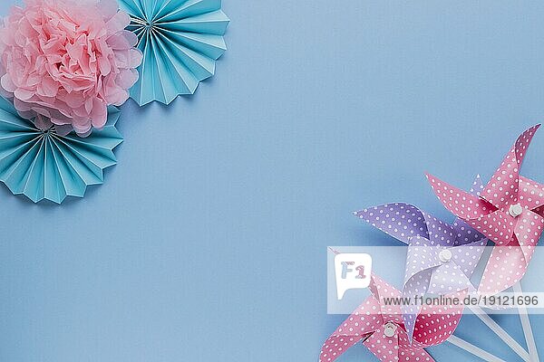 Kreative pinwheel schöne Papier Blume Ecke Ebene Hintergrund