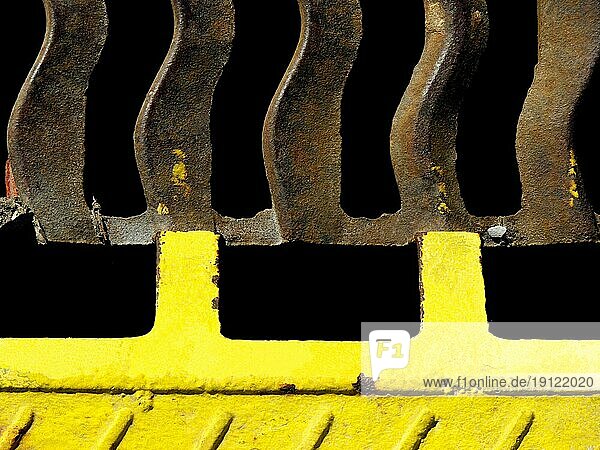 Kanaldeckel in Stiring-Wendel Frankreich  teils gelb gestrichen  sonnenbeschienen und beschattet