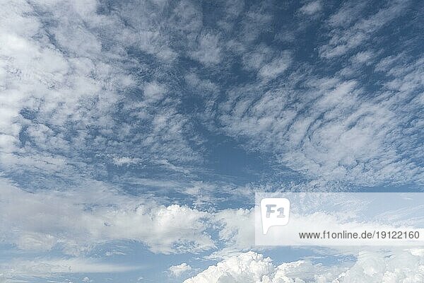 Blaür Himmel mit windigen Wolken Horizontalaufnahme