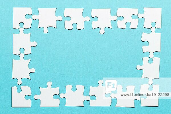 Hohe Winkel Ansicht Puzzle Rahmen blau Hintergrund