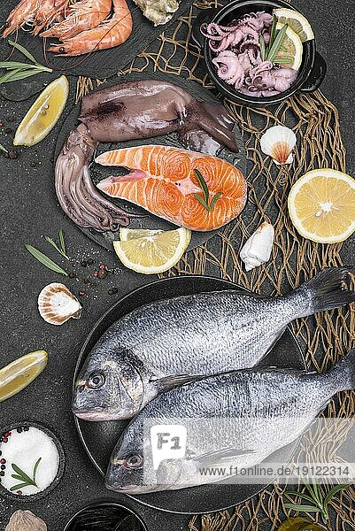 Frische ungekochte Meeresfrüchte  Fisch  verschiedene Teller