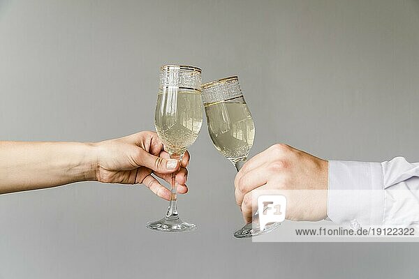 Freunde Hände klirren Gläser Champagner grauem Hintergrund