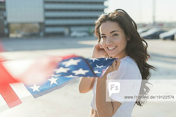 Schöne Frau hält große usa Flagge