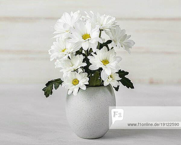 Weiße Blumen Sortiment weiße Vase