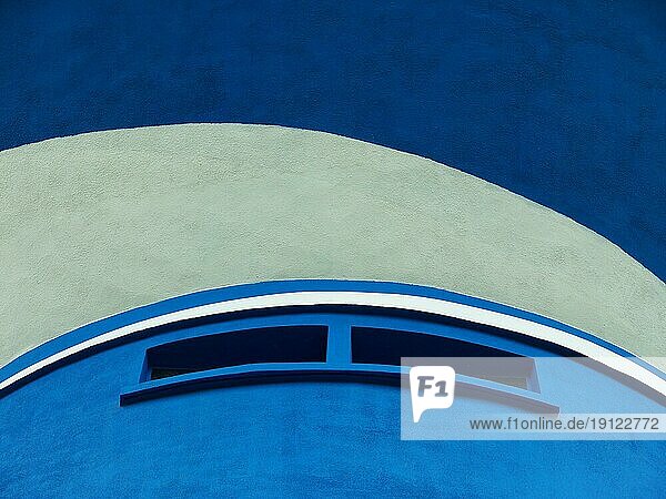 Poppiger Wasserturm in weiss und verschiedenen Blautönen  künstlerisch gestaltet  Ausschnitt
