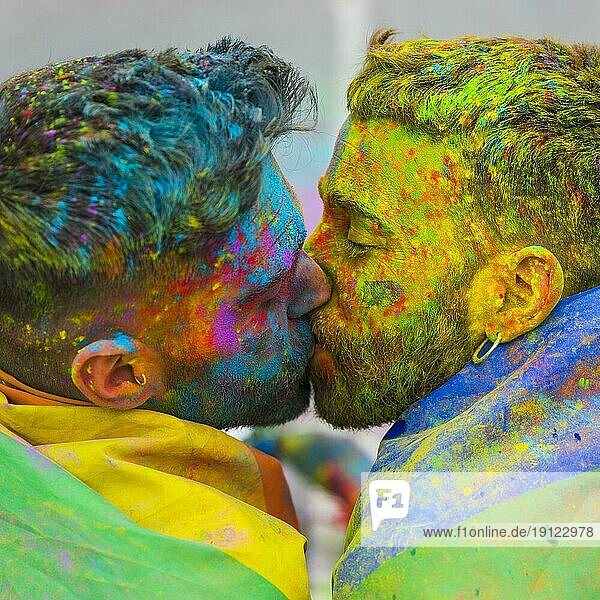 Junge Schwule küssen holi Farbe Festival