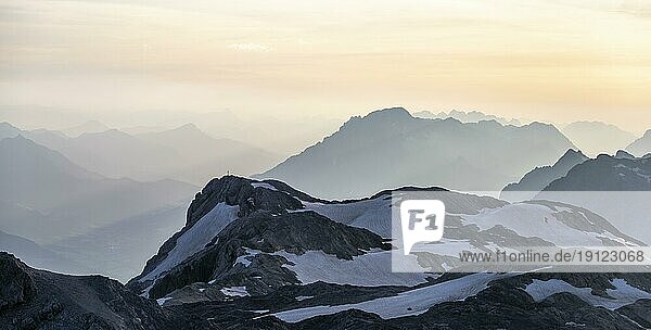Abendstimmung  Silhouetten  Dramatische Berglandschaft  Blick vom Hochkönig  Salzburger Land  Österreich  Europa