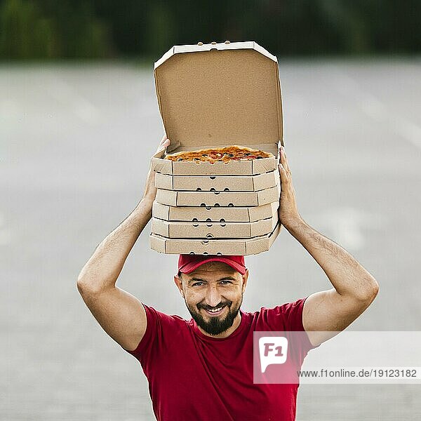 Vorderansicht Zusteller mit Pizzakartons auf dem Kopf