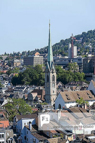 Stadtansicht  Stadtzentrum mit Kirchturm  Zürich  Schweiz  Europa