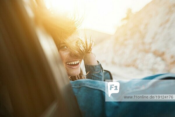 Frau lächelnd während einer Autofahrt