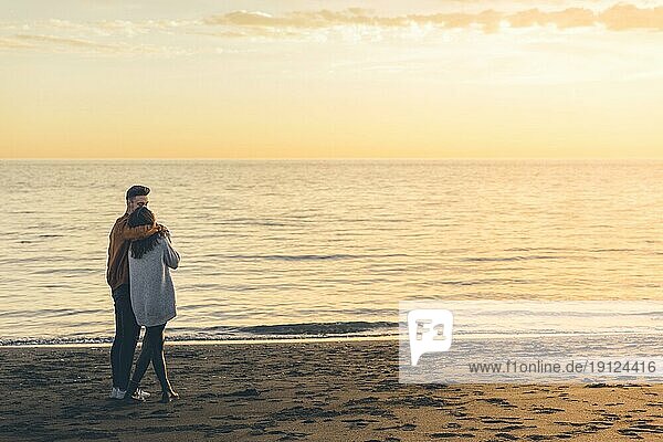 Junges Paar umarmt Meer Ufer Abend