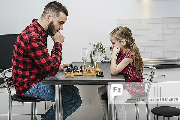 Vater Tochter spielt Schach Vatertag