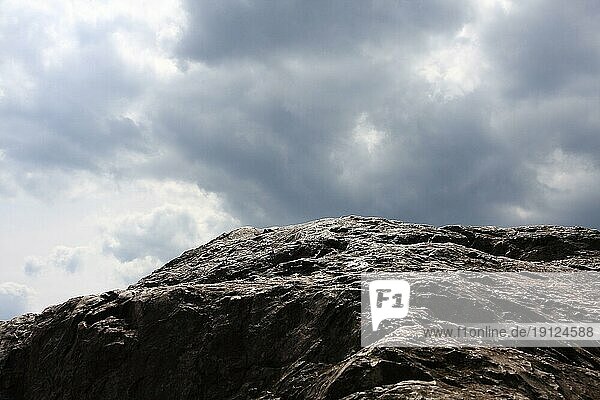 Der Litermont-Felsen im saarländischen Nalbach  Hintergrund aufziehendes schlechtes Wetter