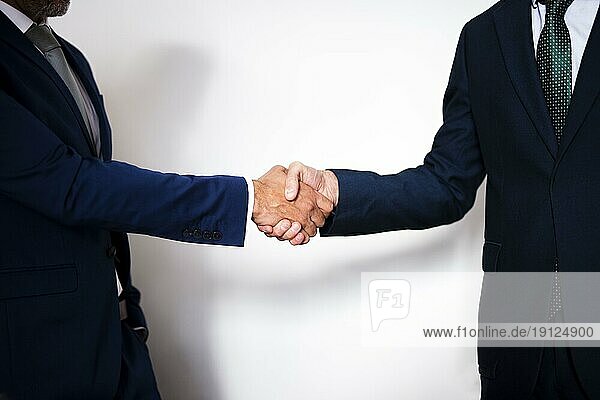 Frontansicht Business Handshake Zusammenarbeit