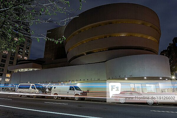 Solonom R. Guggenheim Museum bei Nacht  New York  USA  Nordamerika
