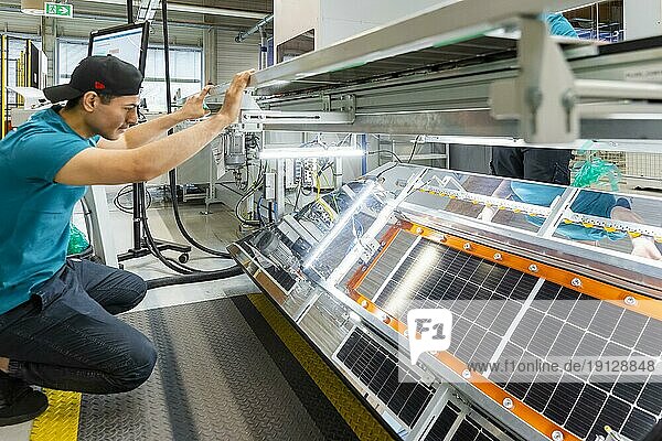 Solarwatt ist ein deutscher Hersteller und Anbieter von Photovoltaikanlagen für Eigenheime und Kleingewerbe. Die Firma verfolgt konsequent eine Strategie des kompletten energetischen Systems  das bedeutet sie produziert und vertreibt alle wesentlichen Komponenten für Eigenversorgung von Haushalten aus Solarstrom