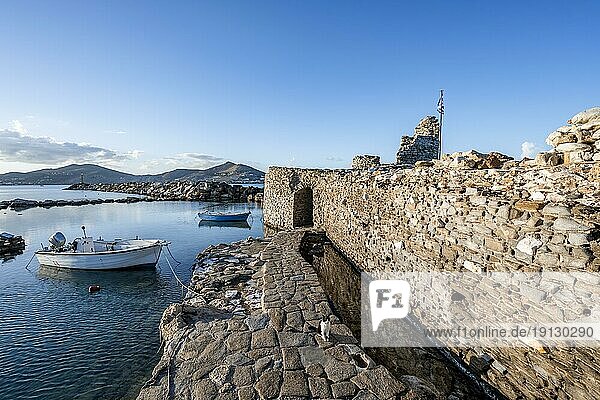 Ruinen der venezianischen Burg, Hafen von Naoussa, Paros, Kykladen, Griechenland, Europa
