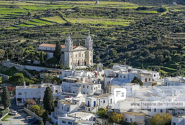 Ausblick über den Ort Lefkes mit weißen kykladischen Häusern  Stadtansicht mit Kirche Agia Triada  Kirche der Heiligen Dreifaltigkeit von Lefko  Lefkes  Kykladen  Griechenland  Europa