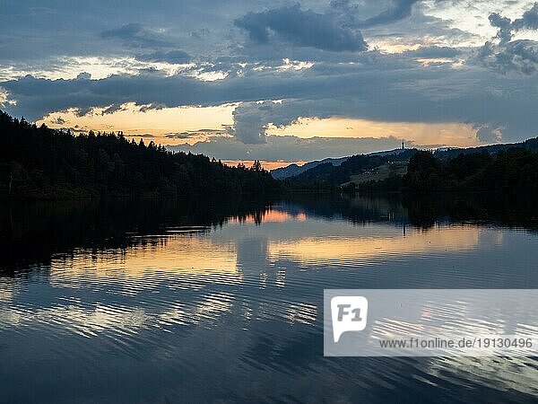 Abendstimmung nach Sonnenuntergang  Abendwolken spiegeln sich im See  Rauschelesee  Keutschacher Seental  Kärnten  Österreich  Europa