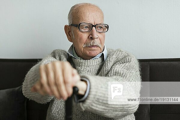 Alter Mann Pflegeheim mit Brille Stock