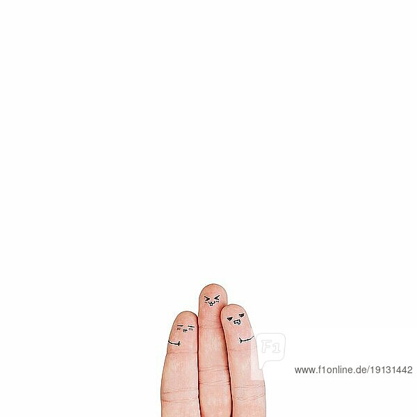 Drei Finger mit weißen Gesichtern