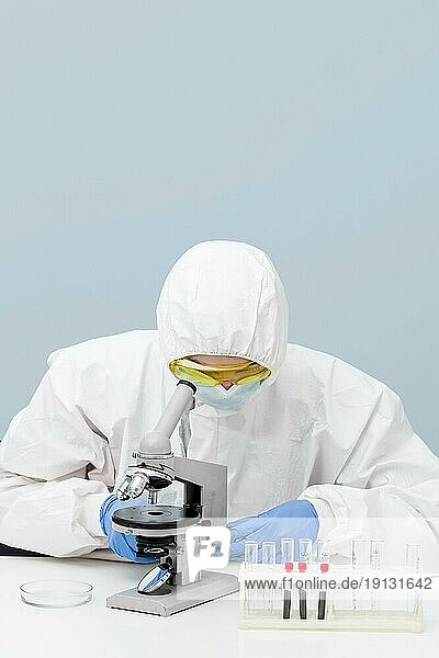 Wissenschaftlerin schaut durch ein Mikroskop mit Kopierraum