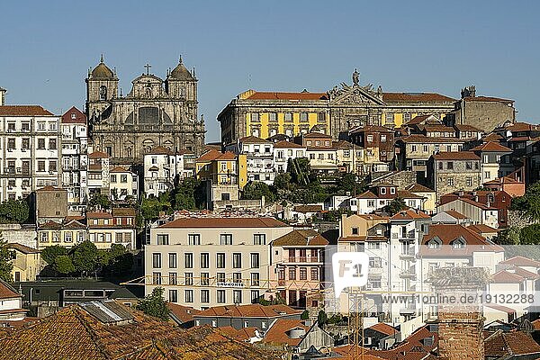 Die Altstadt mit Benediktinerkloster Mosteiro de São Bento da Vitória und dem Portugiesischem Zentrum für Fotografie  Porto  Portugal  Europa