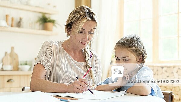 Mutter Tochter macht Hausaufgaben zu Hause