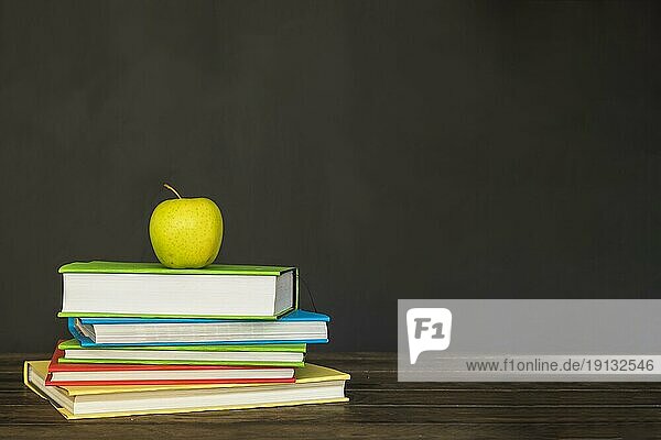 Holztisch mit Büchern Apfel