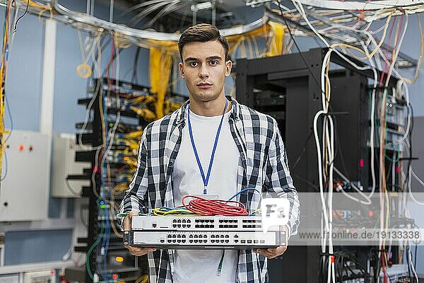 Junger Mann mit Ethernet Switches