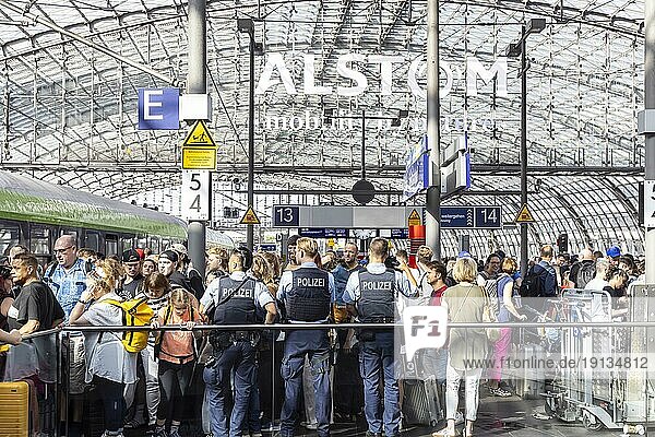 Starker Reiseverkehr im Hauptbahnhof  Bahnpersonal sperrt zeitweise den Zugang zu den Bahnsteigen  Reisende im Hauptbahnhof  Berlin  Deutschland  Europa