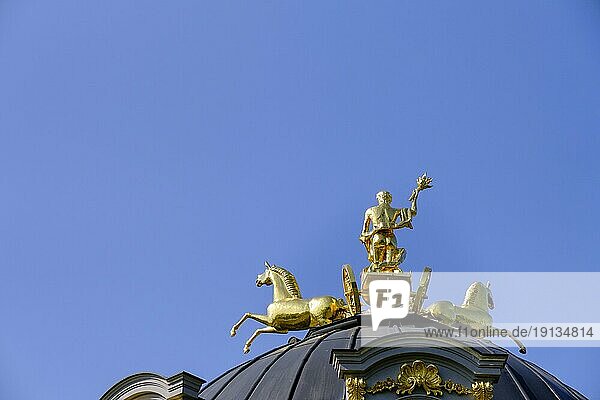 Goldene Quadriga gelenkt von einem fackeltragenden Apollo,  Detail am Sonnentempel,  Eremitage in Bayreuth,  Oberfranken,  Bayern,  Deutschland,  Europa