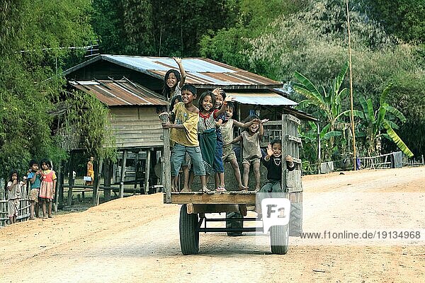 Kinder auf Traktoranhänger  Laos  Südostasien  Asien
